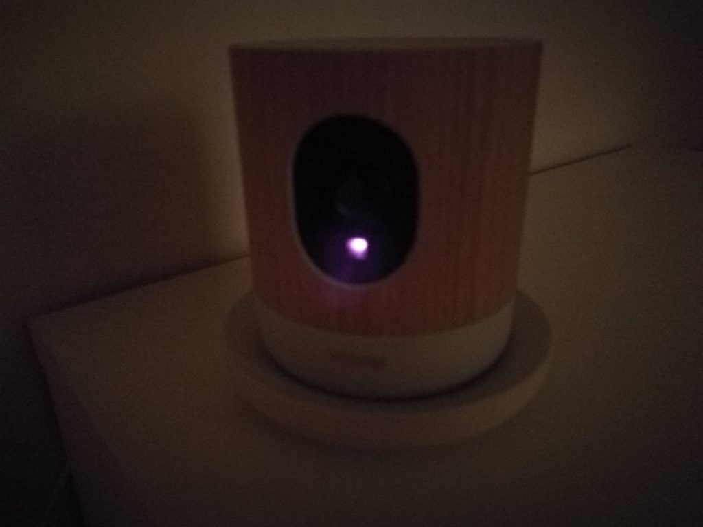 La LED infrarouge de la Home est légèrement visible la nuit.