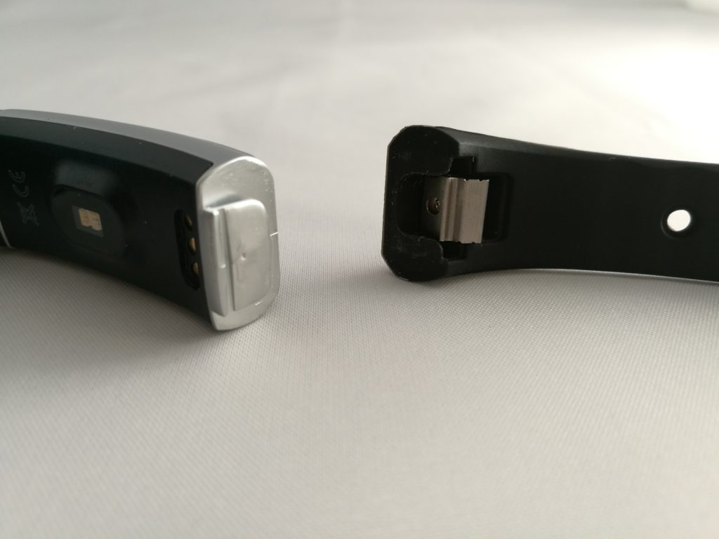 Le système de fixation du bracelet ressemble fortement à celui du Fitbit Alta.