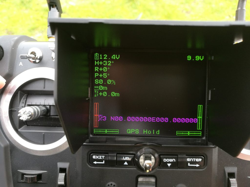 L'écran LCD permet d'obtenir les relevés télémétriques du drone.